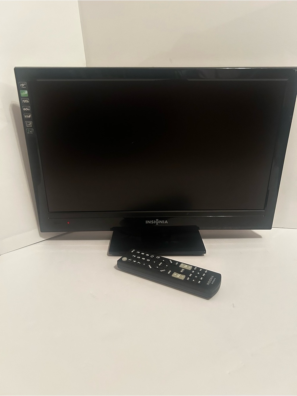 INSIGNIA 19” LCD TV HDMI MODEL NS-19E720A12 60HZ W/REMOTE CONTROL RETRO-GAMING